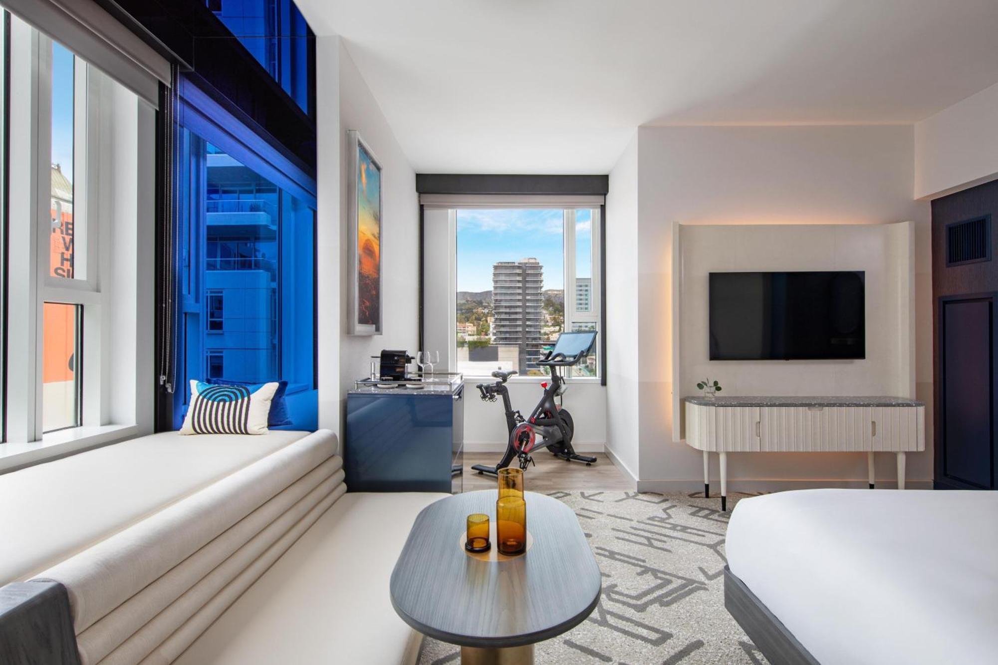 W Hollywood 4*